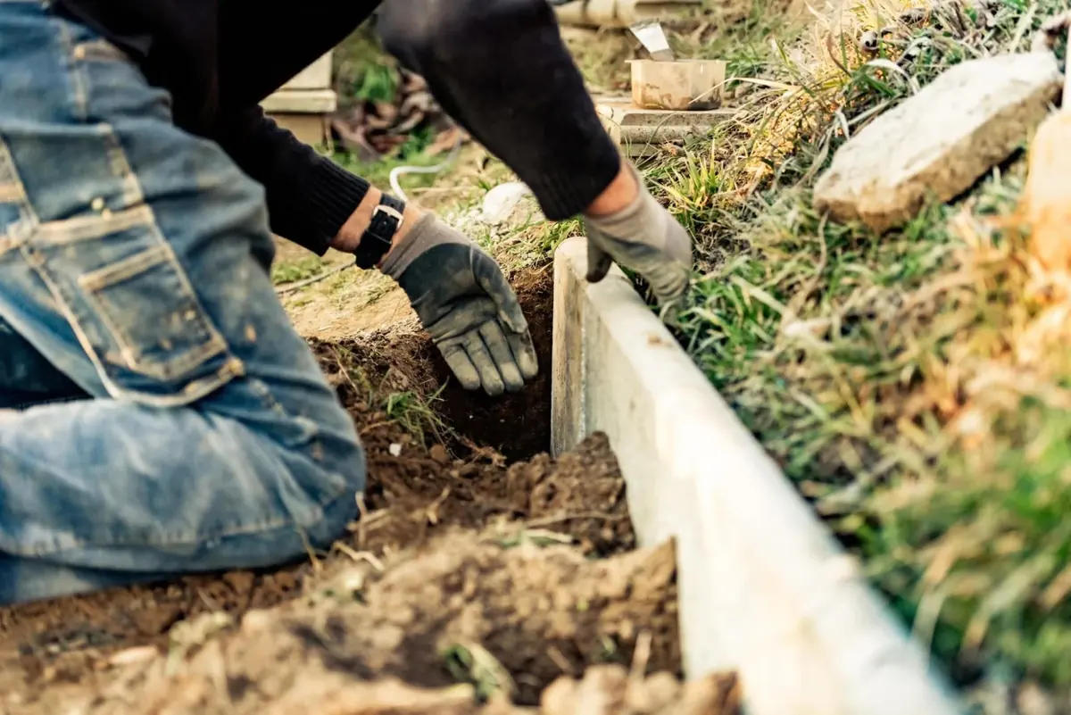 Graveopgave ved en kantsten i haven